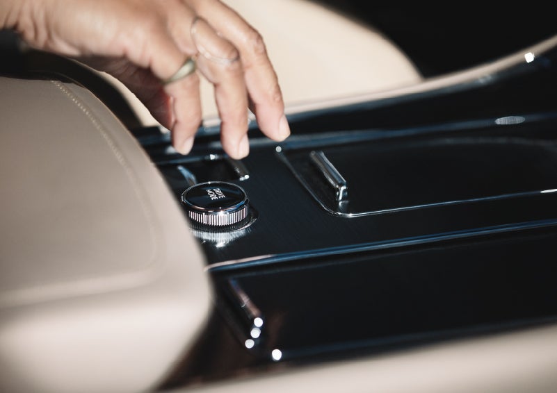 A hand reaching for the Lincoln Drive Modes knob of a 2024 Lincoln Aviator® SUV | Al Packer Lincoln in West Palm Beach FL