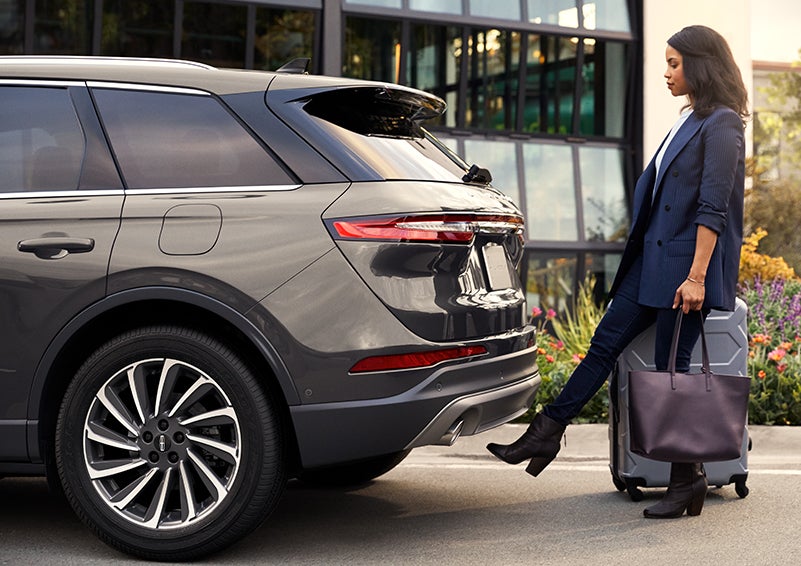 A woman with her hands full uses her foot to activate the available hands-free liftgate. | Al Packer Lincoln in West Palm Beach FL