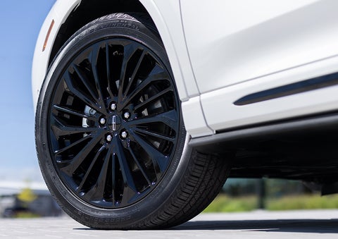 The stylish blacked-out 20-inch wheels from the available Jet Appearance Package are shown. | Al Packer Lincoln in West Palm Beach FL