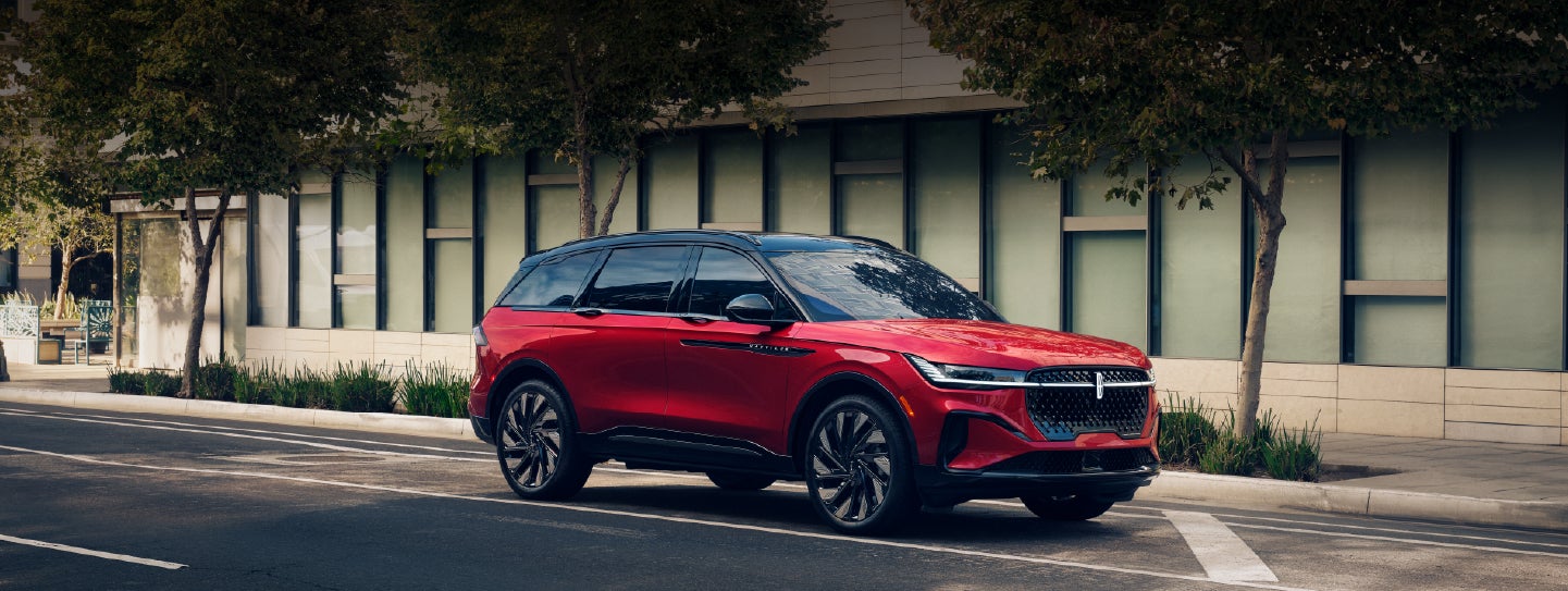 A 2025 Lincoln Nautilus® SUV with an available hybrid powertrain is parked in an urban setting. | Al Packer Lincoln in West Palm Beach FL