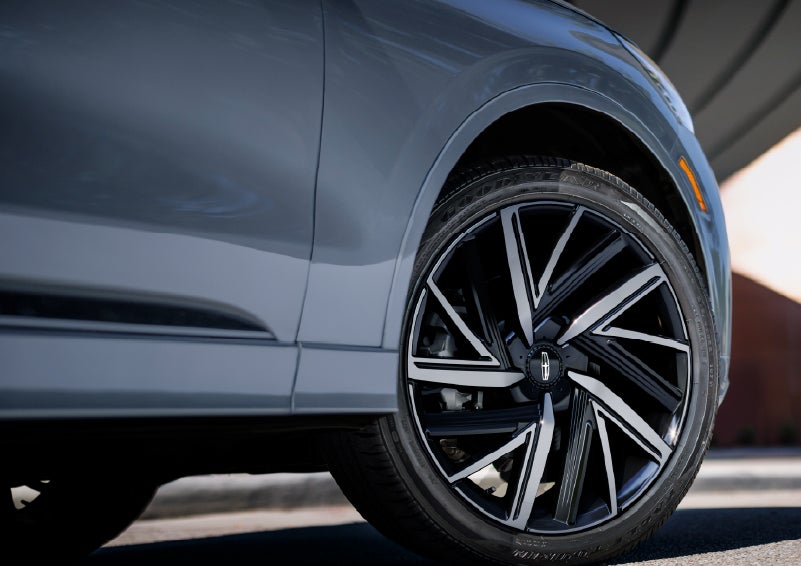 The wheel of the 2027 Lincoln Aviator® Black Label™ SUV is shown slightly angled out. | Al Packer Lincoln in West Palm Beach FL